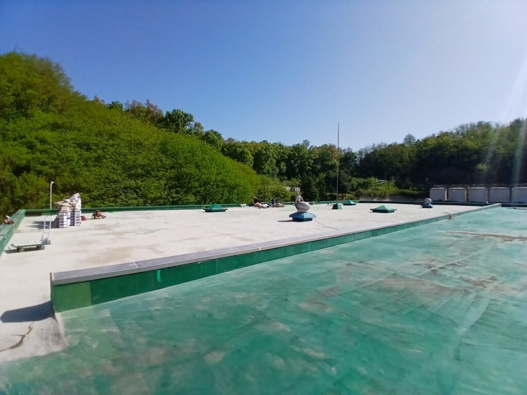 기존 마감재를 철거한 정수장 구조물 바닥