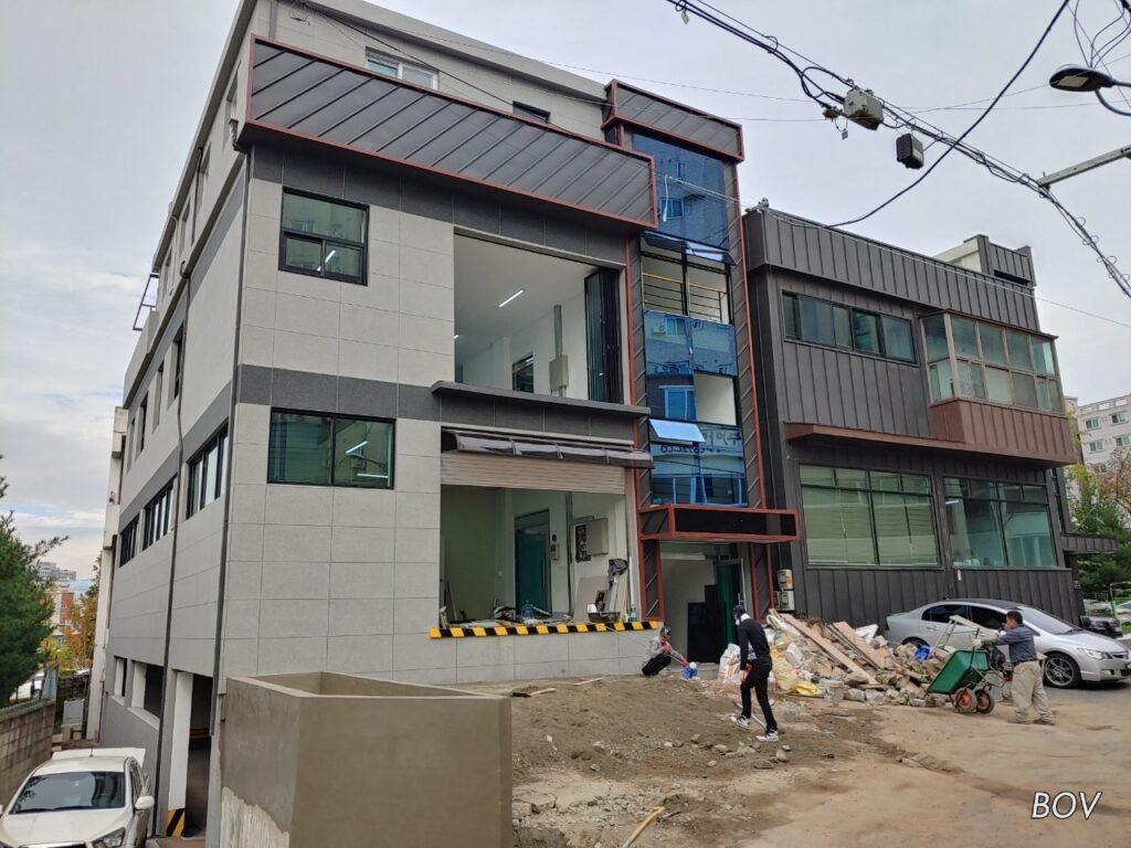 리모델링 공사가 진행 중인 건물 외관