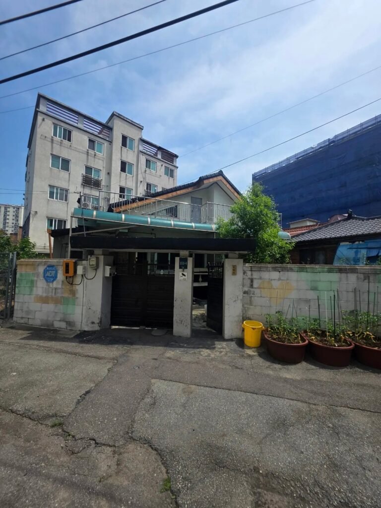 도장 시공 전 노후한 담장과 구조물
