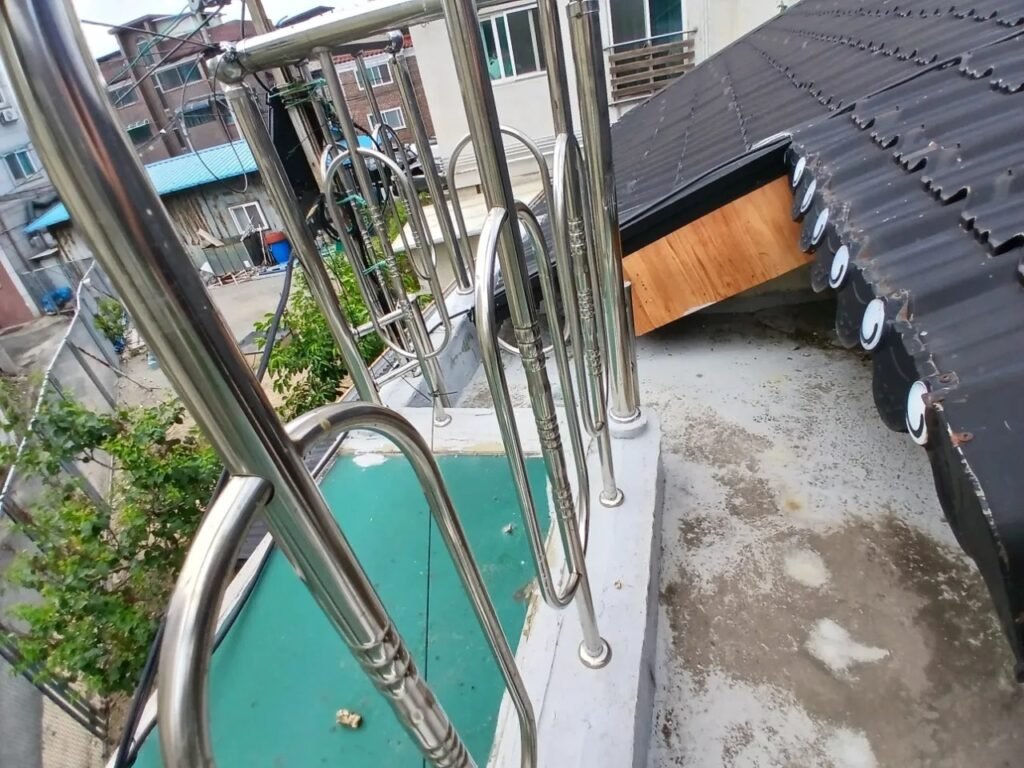 방수 시공 전 철제 난간이 설치된 콘크리트 바닥