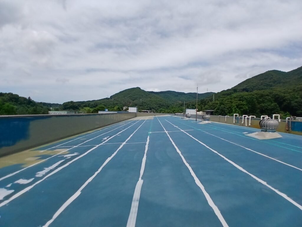 옥상 주차장 바닥 도장 작업 중 차선 도색